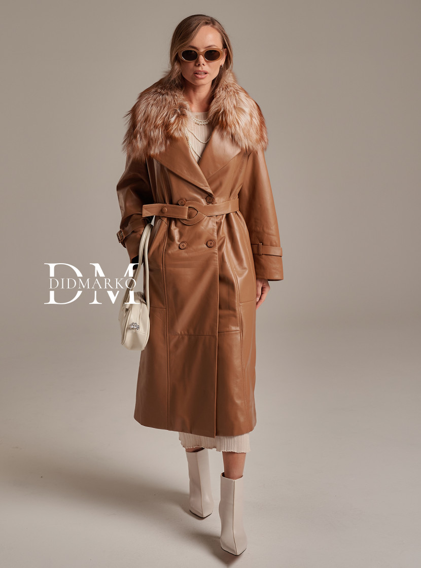 Үлкен сиськи бар балапан тығыз әтешке секіреді